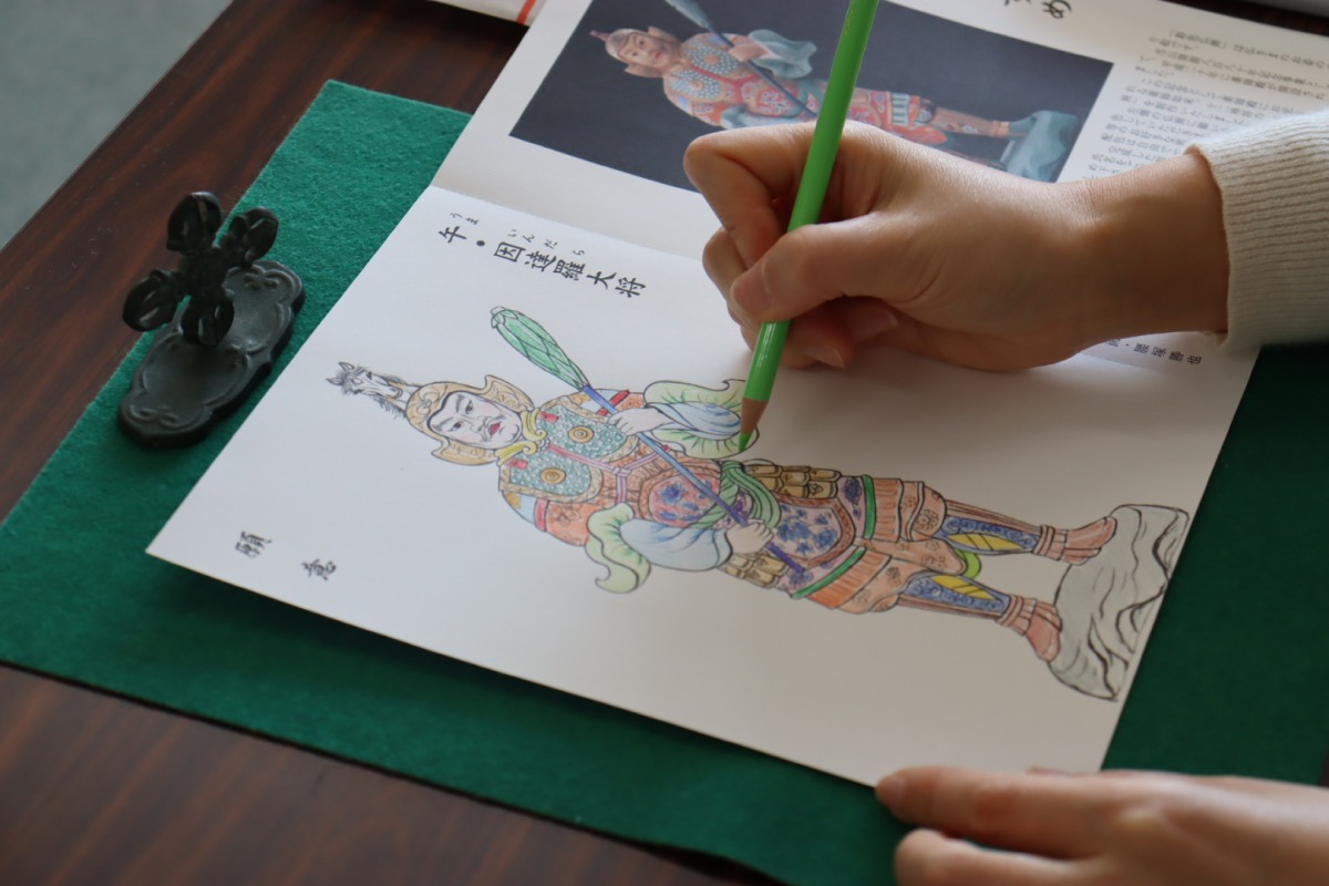 薬師殿で、川崎大師オリジナルの写仏「彩色仏画」を体験