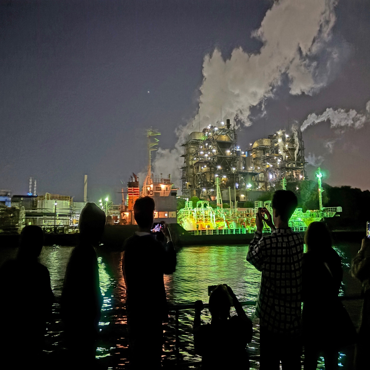 産業が創る光のアート!フォトジェニックな「川崎工場夜景屋形船クルーズ」体験
