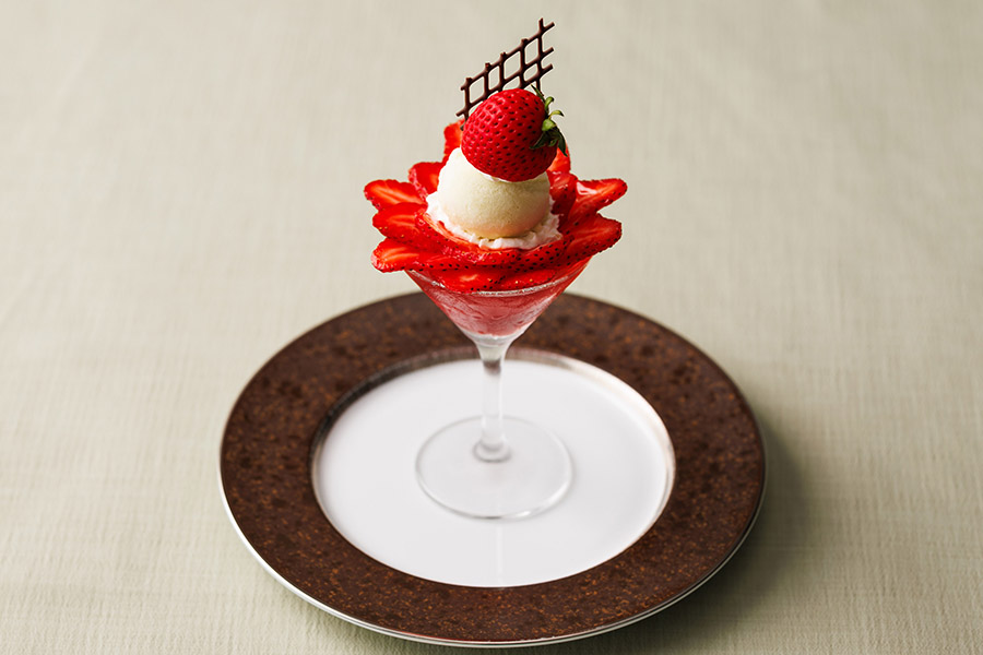 ホテルメトロポリタン川崎 Terrace and Tableの冬のアフタヌーンティー ミニパフェ「咲き初める、苺のミニパフェ」